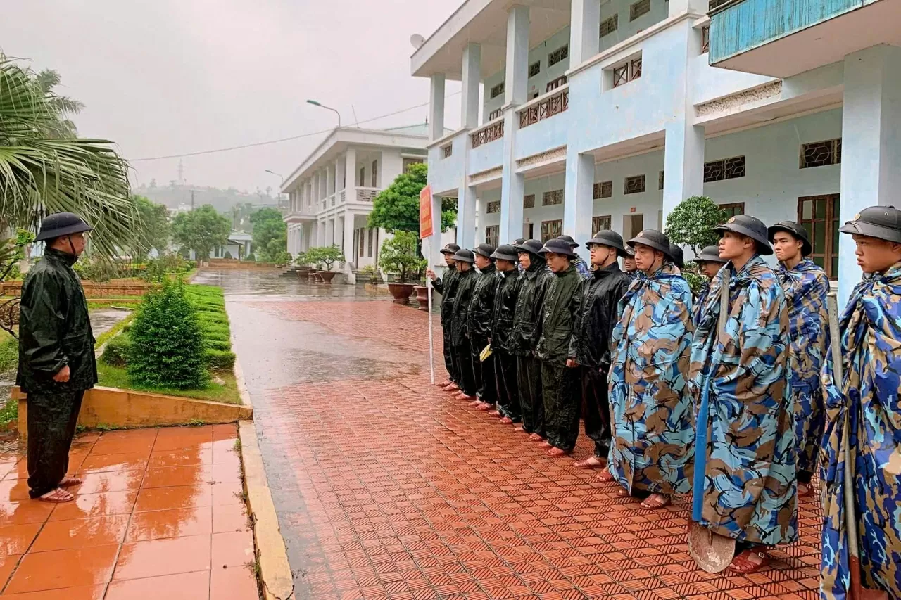 45 cán bộ, chiến sĩ Lữ đoàn 170, Vùng 1 Hải quân giúp dân phòng chống bão Wipha