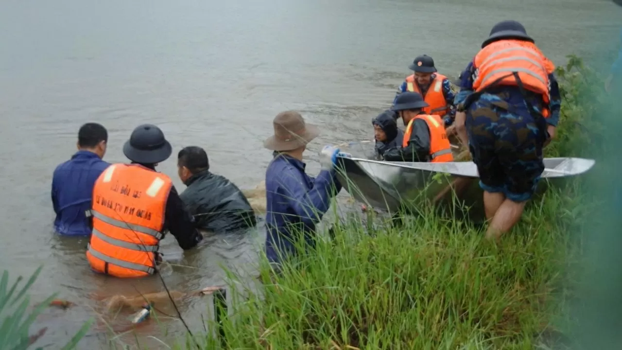 45 cán bộ, chiến sĩ Lữ đoàn 170, Vùng 1 Hải quân giúp dân phòng chống bão Wipha
