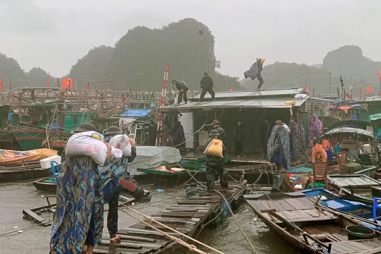 45 cán bộ, chiến sĩ Lữ đoàn 170, Vùng 1 Hải quân giúp dân phòng chống bão Wipha 45 cán bộ, chiến sĩ Lữ đoàn 170, Vùng 1 Hải quân giúp dân phòng chống bão Wipha