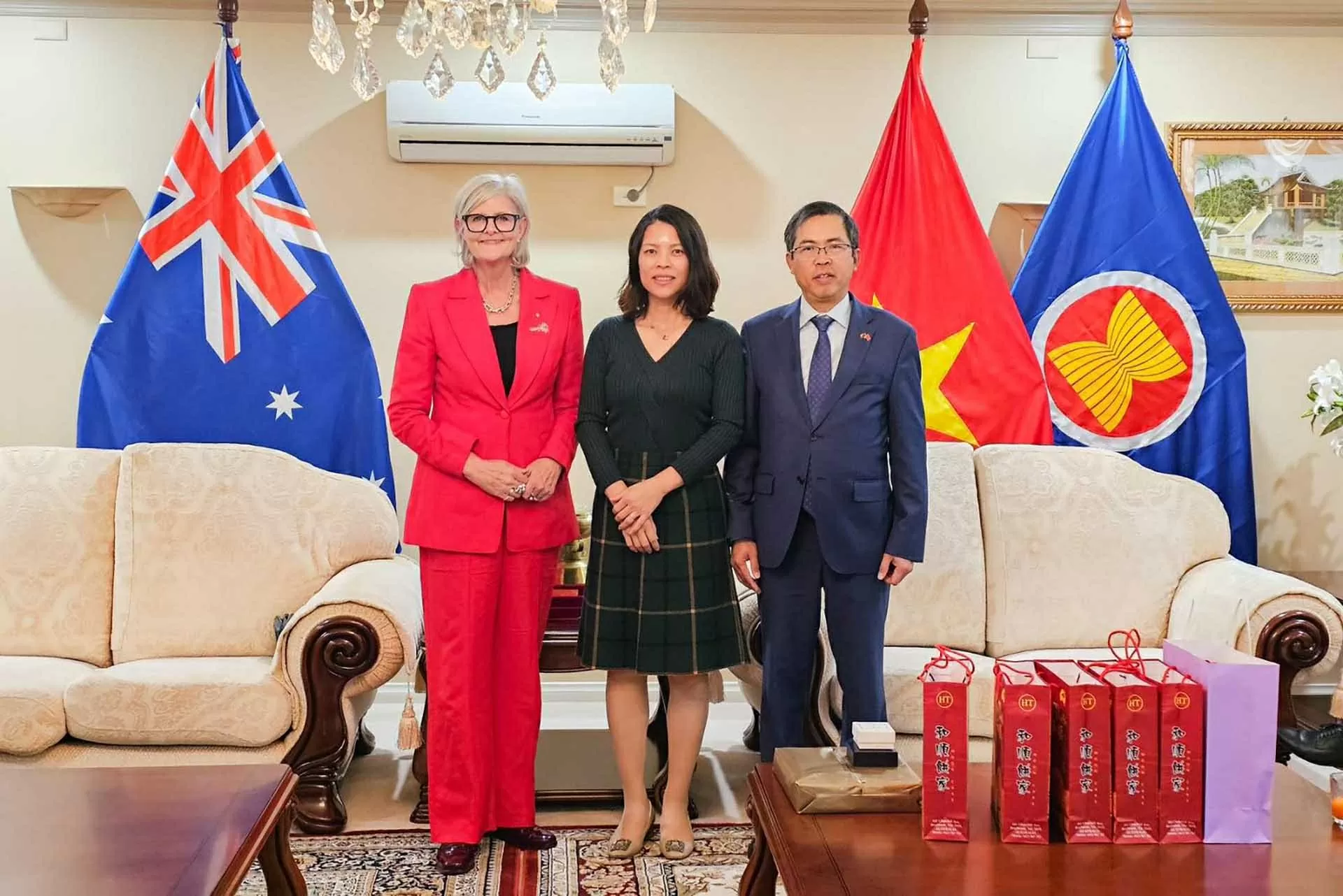 Toàn quyền Australia đánh giá cao những thành tựu phát triển kinh tế, xã hội vượt bậc của Việt Nam trong những năm qua Toàn quyền Australia đánh giá cao những thành tựu phát triển kinh tế, xã hội vượt bậc của Việt Nam trong những năm qua
