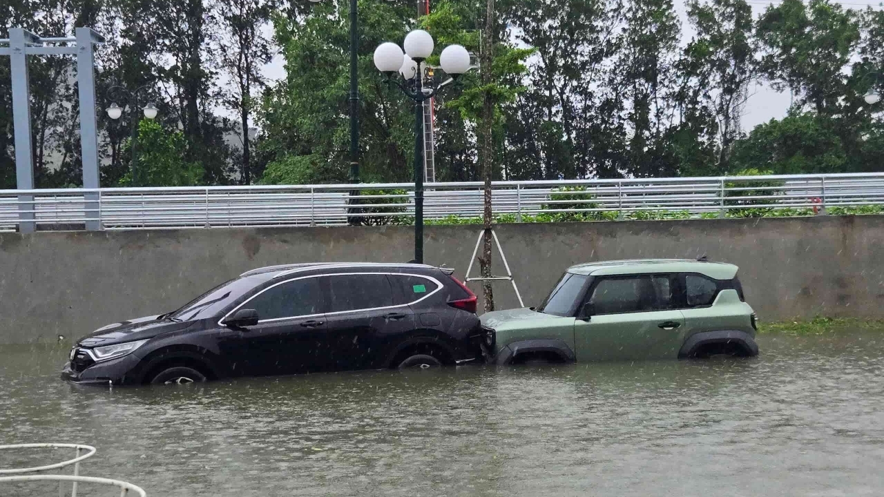 Mưa lớn do bão số 3 (bão Wipha), nhiều tuyến phố trung tâm Thanh Hóa bị ngập trong nước