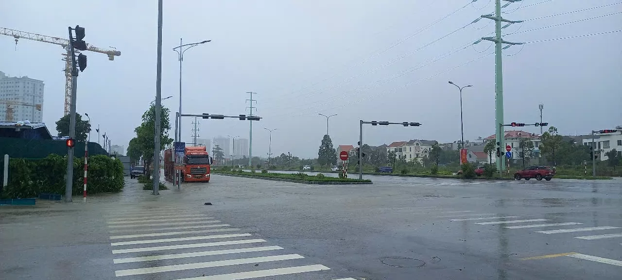 Mưa lớn do bão số 3 (bão Wipha), nhiều tuyến phố trung tâm Thanh Hóa bị ngập nặng