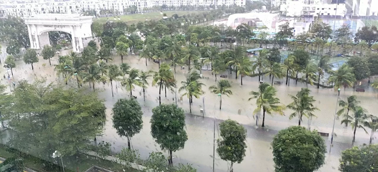 Khu trung tâm tỉnh Thanh Hóa ngập do bão