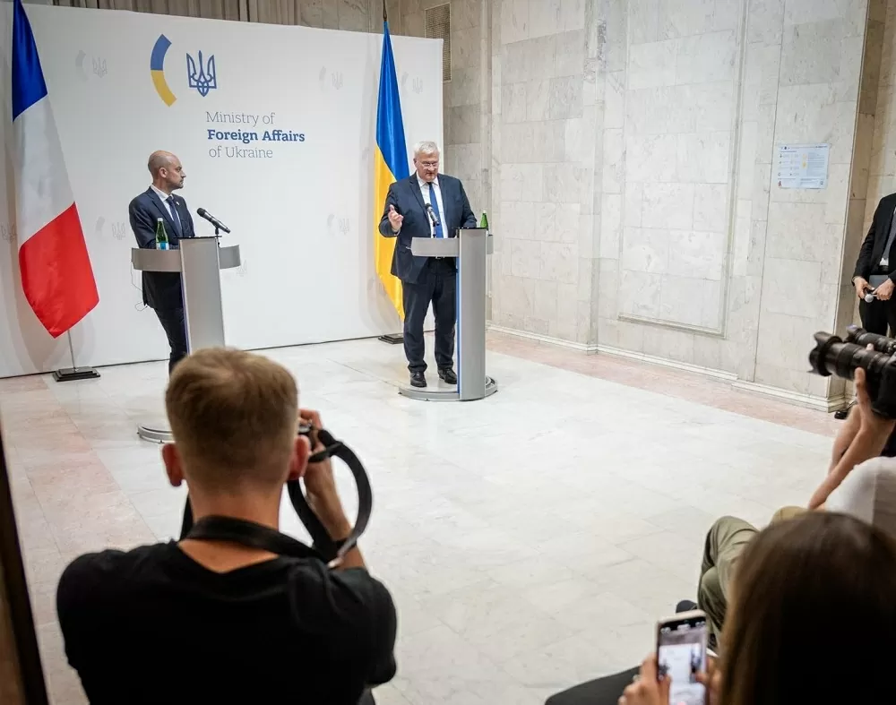 Ngoại trưởng Pháp bất ngờ thăm Ukraine, Kiev khoe năng lực