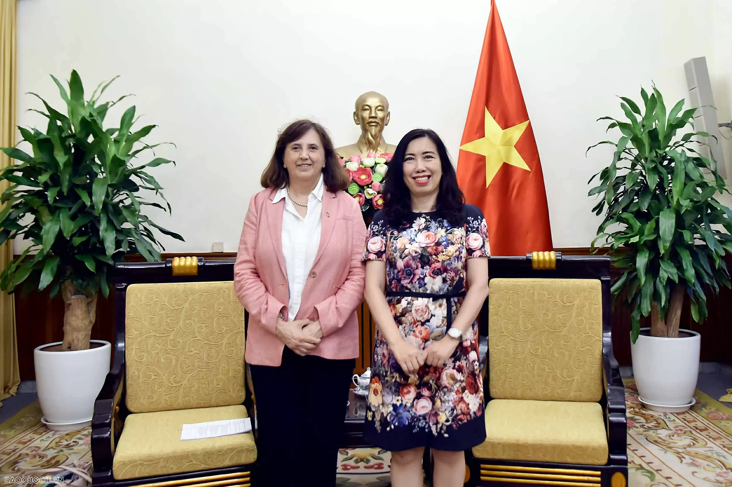 Thứ trưởng Lê Thị Thu Hằng tiếp Phó Tổng Vụ trưởng Cơ quan Đối ngoại châu Âu