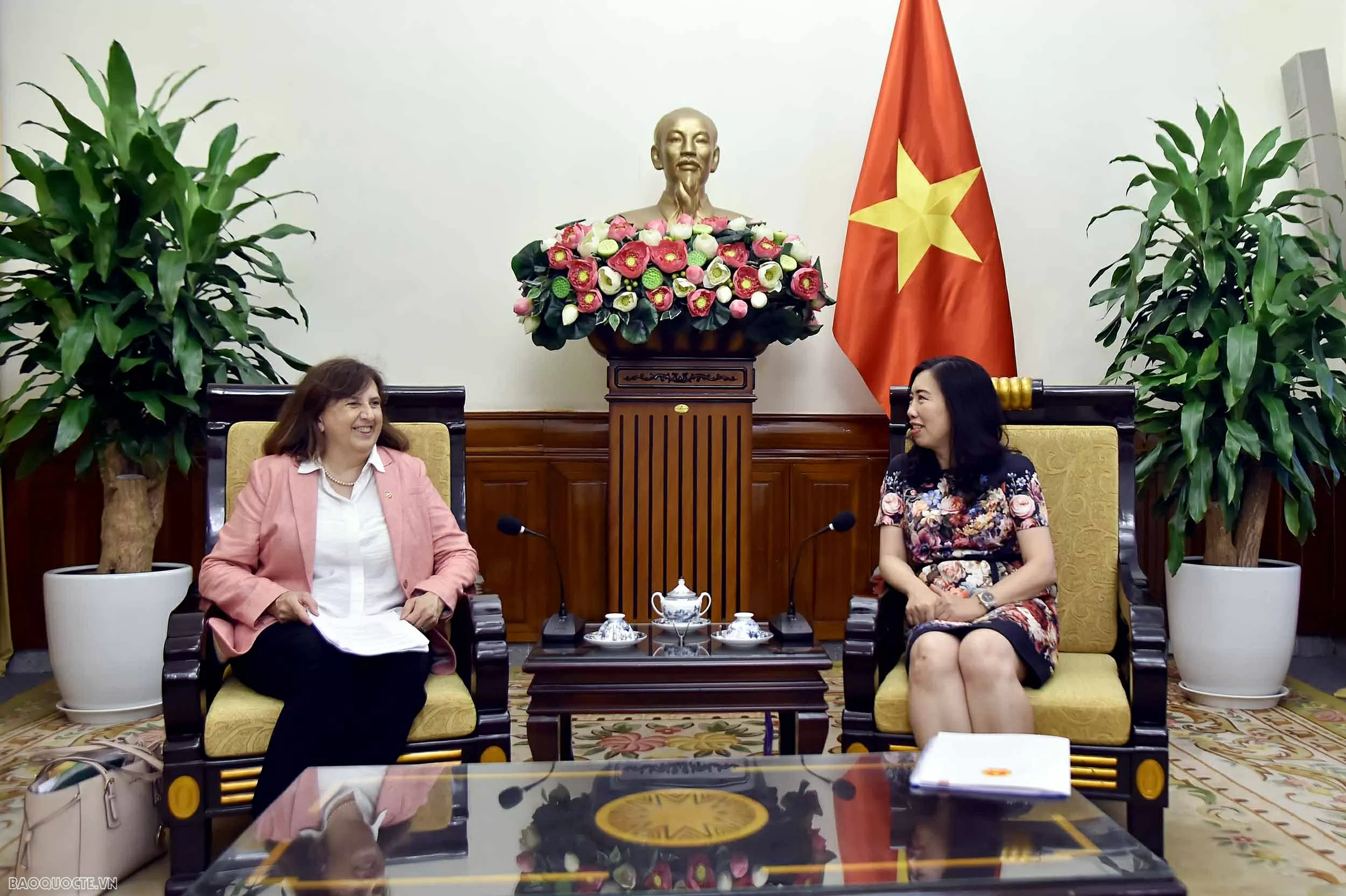 Thứ trưởng Lê Thị Thu Hằng tiếp Phó Tổng Vụ trưởng Cơ quan Đối ngoại châu Âu