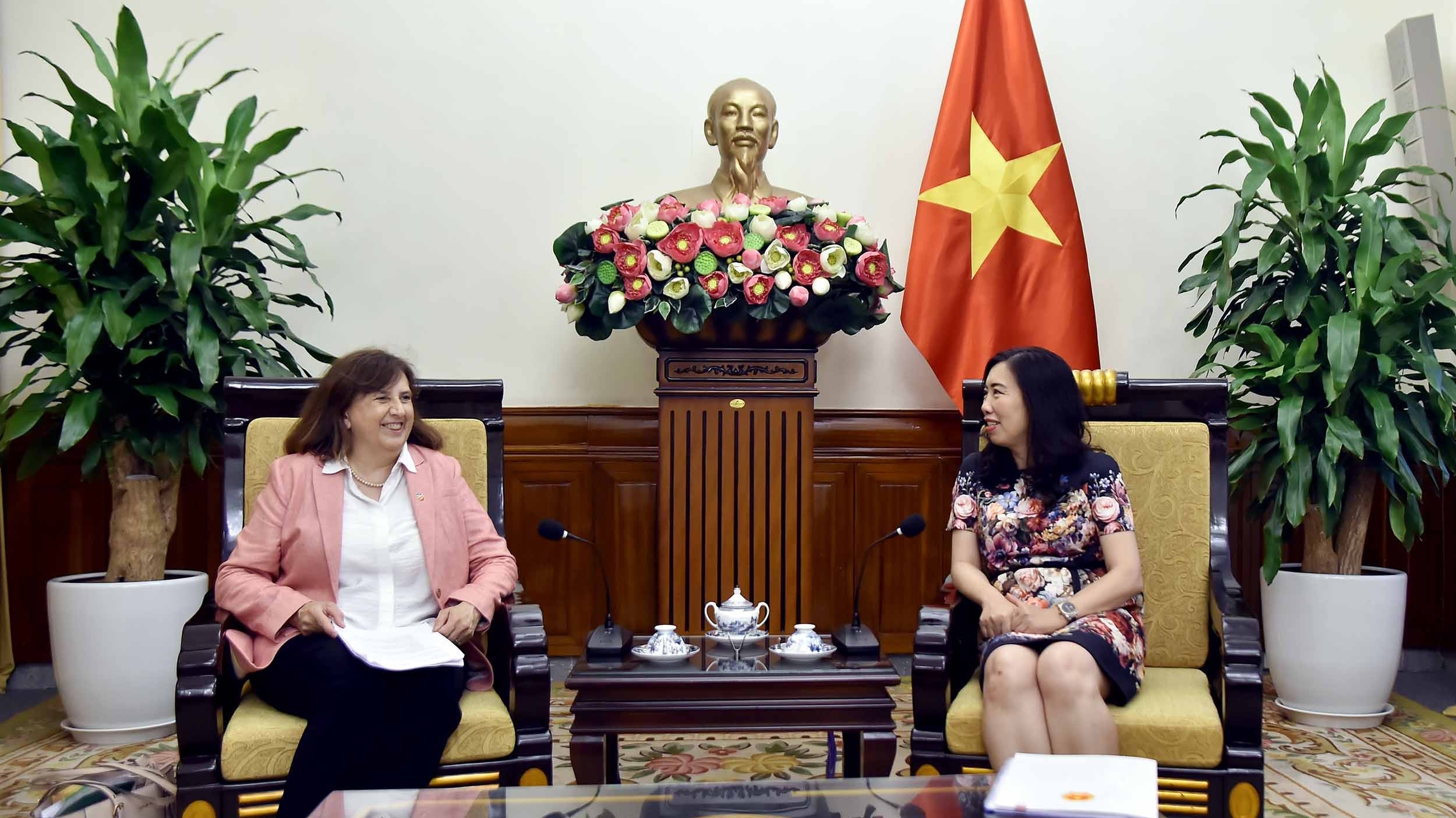 Thứ trưởng Lê Thị Thu Hằng tiếp Phó Tổng Vụ trưởng Cơ quan Đối ngoại châu Âu