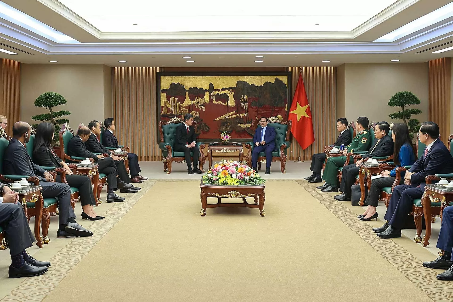 Thủ tướng Phạm Minh Chính tiếp Phó Tổng thư ký Đảng Hành động Nhân dân, Bộ trưởng Điều phối dịch vụ công, Bộ trưởng Quốc phòng Singapore