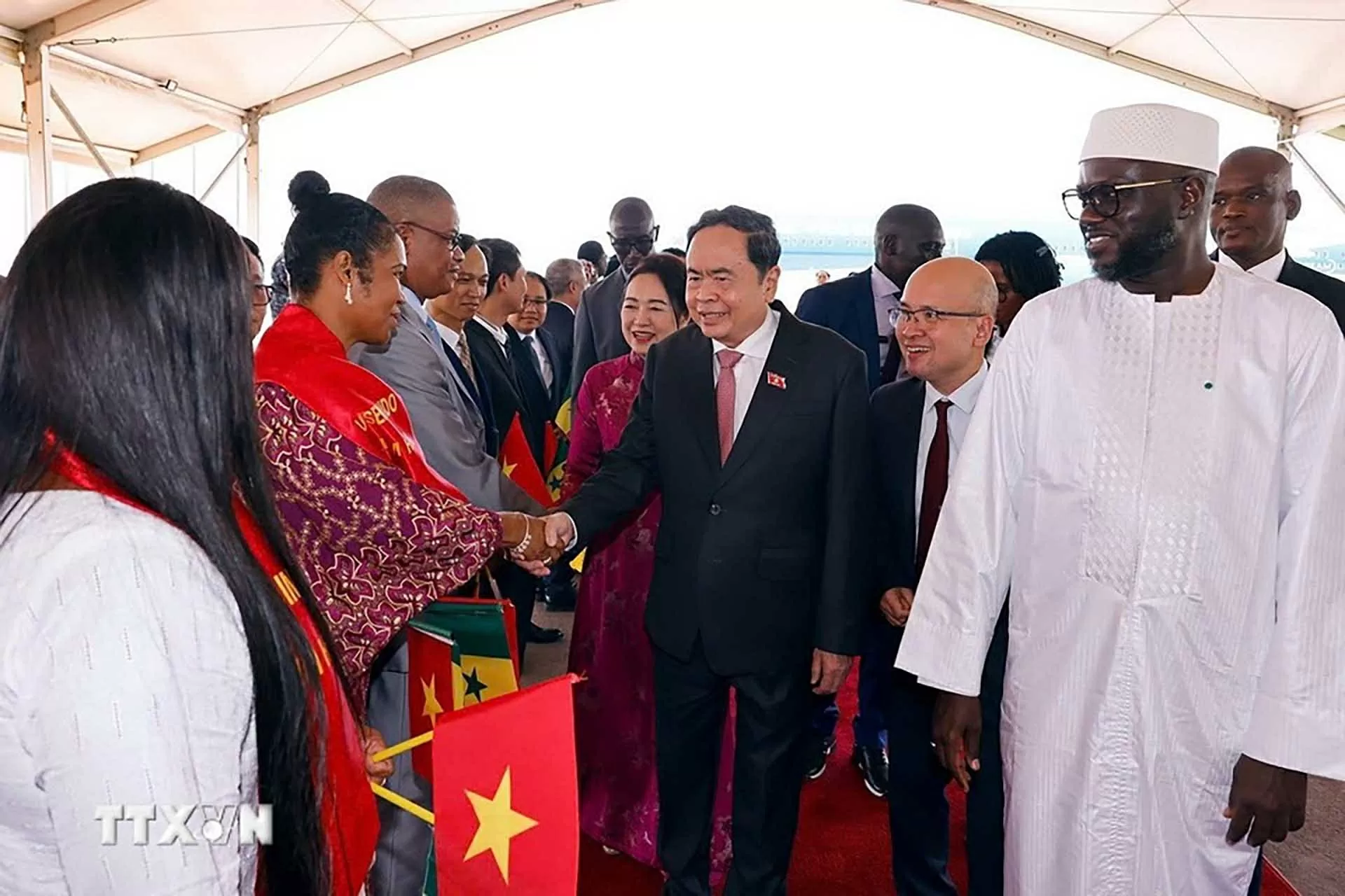 Chủ tịch Quốc hội Trần Thanh Mẫn và Phu nhân tới Dakar, bắt đầu chuyến thăm chính thức Cộng hoà Senegal