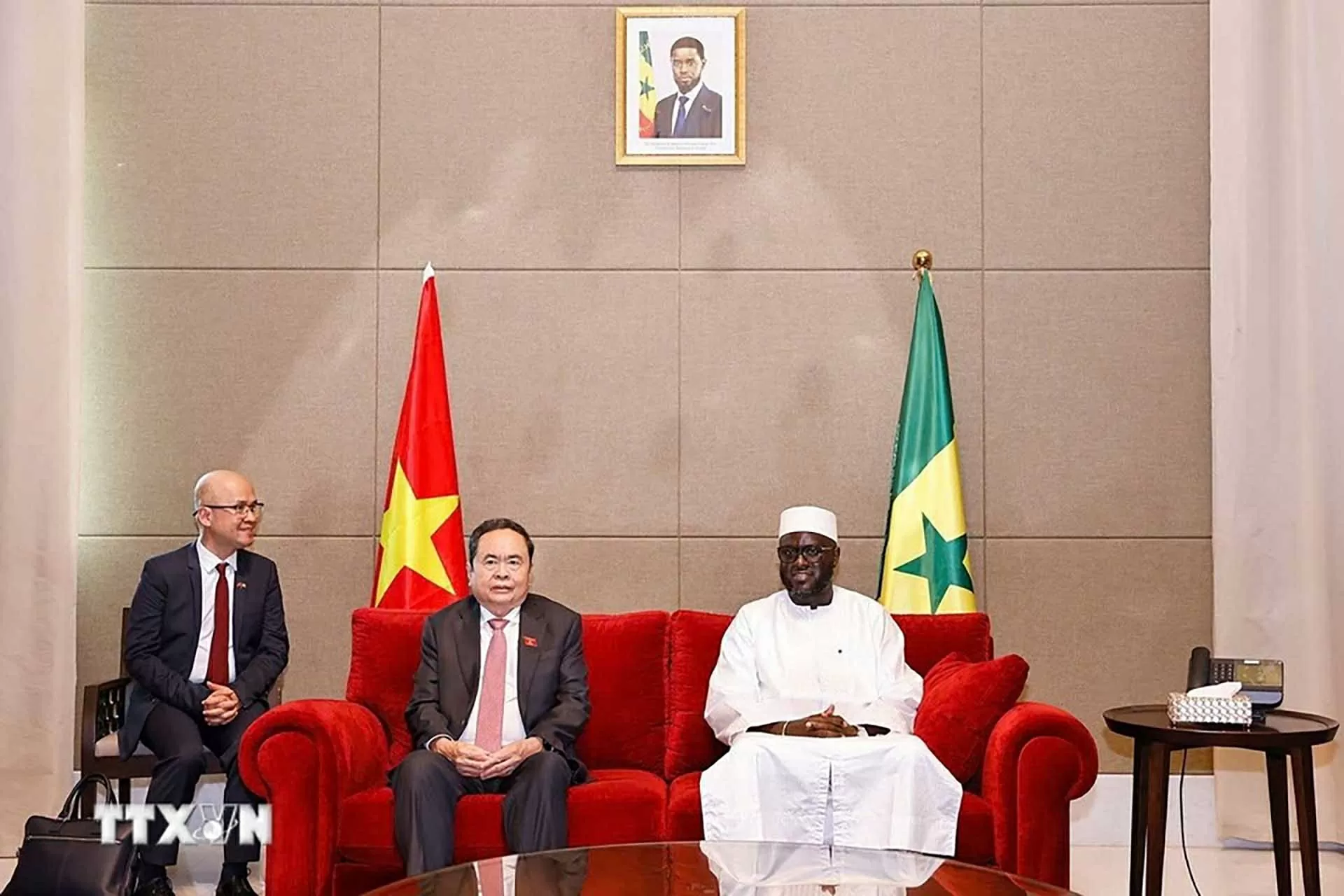 Chủ tịch Quốc hội Trần Thanh Mẫn và Phu nhân tới Dakar, bắt đầu chuyến thăm chính thức Cộng hoà Senegal