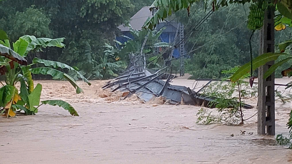 Vùng núi tỉnh Nghệ An ngập lụt do mưa bão số 3: Thủy điện Bản Vẽ nước đổ về cao nhất từ trước đến nay; nhiều xã chìm trong biển nước