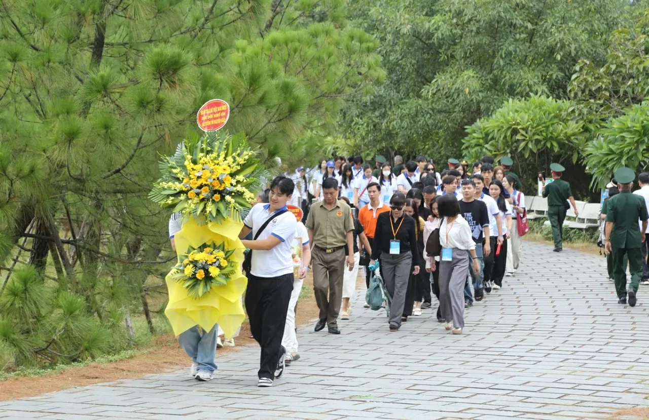 Đoàn Trại hè Việt Nam 2025 dâng hoa viếng mộ Đại tướng Võ Nguyên Giáp. (Ảnh: Thành Long) Đoàn Trại hè Việt Nam 2025 dâng hoa viếng mộ Đại tướng Võ Nguyên Giáp. (Ảnh: Thành Long)