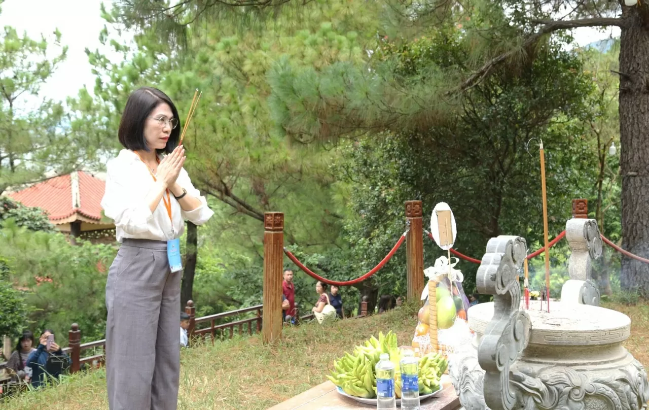 Bà Ngô Thị Thanh Mai thắp nén hương thành kính tướng nhớ Đại tướng. (Ảnh: Thành Long)