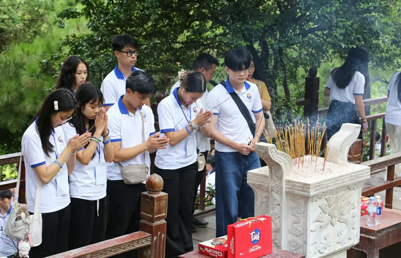 Các kiều bào trẻ Trại hè Việt Nam 2025 thành kính viếng mộ Đại tướng Võ Nguyên Giáp. (Ảnh: Thành Long)