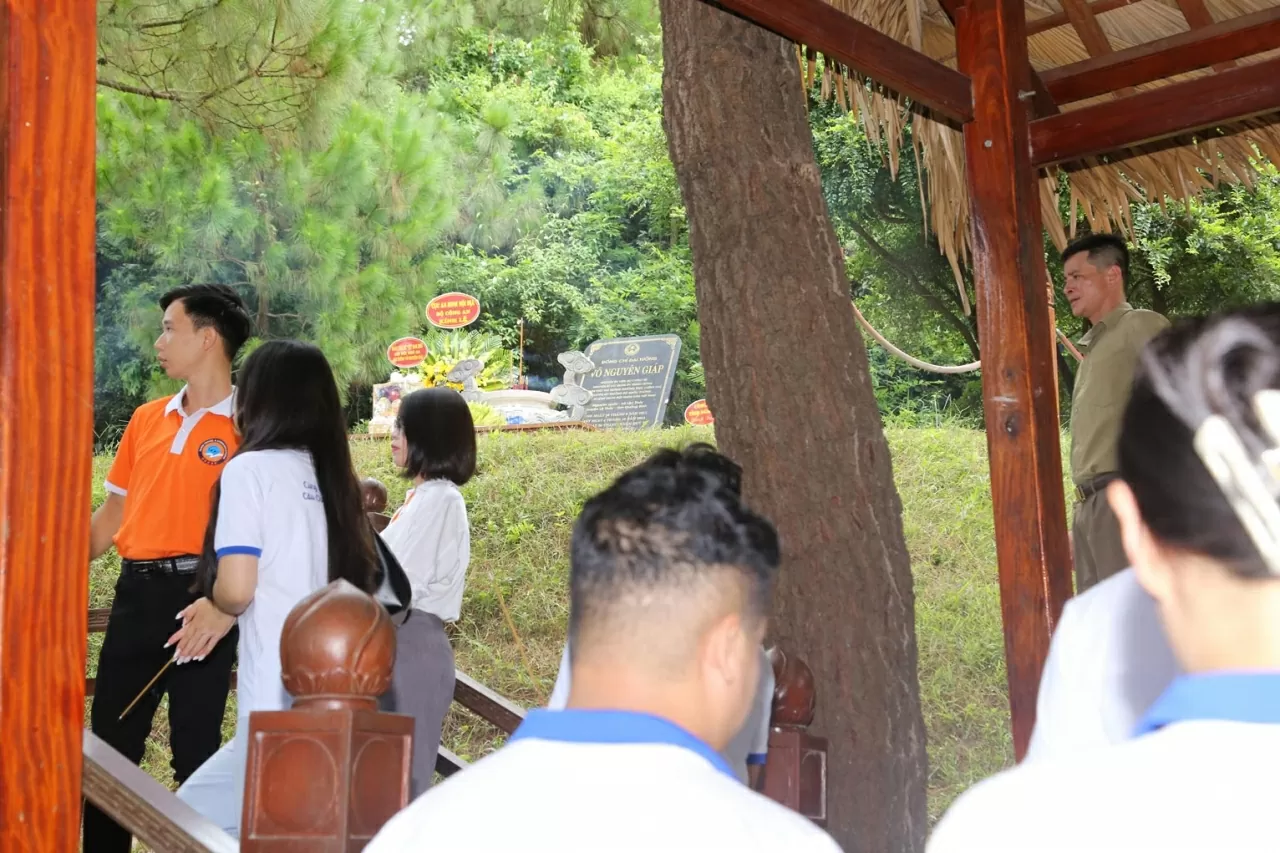 Viếng mộ Đại tướng Võ Nguyên Giáp là một hoạt động ý nghĩa, góp phần giáo dục truyền thống yêu nước, lòng tự hào dân tộc và tinh thần đoàn kết đối với những kiều bào trẻ xa quê hương. (Ảnh: Thành Long) Viếng mộ Đại tướng Võ Nguyên Giáp là một hoạt động ý nghĩa, góp phần giáo dục truyền thống yêu nước, lòng tự hào dân tộc và tinh thần đoàn kết đối với những kiều bào trẻ xa quê hương. (Ảnh: Thành Long)