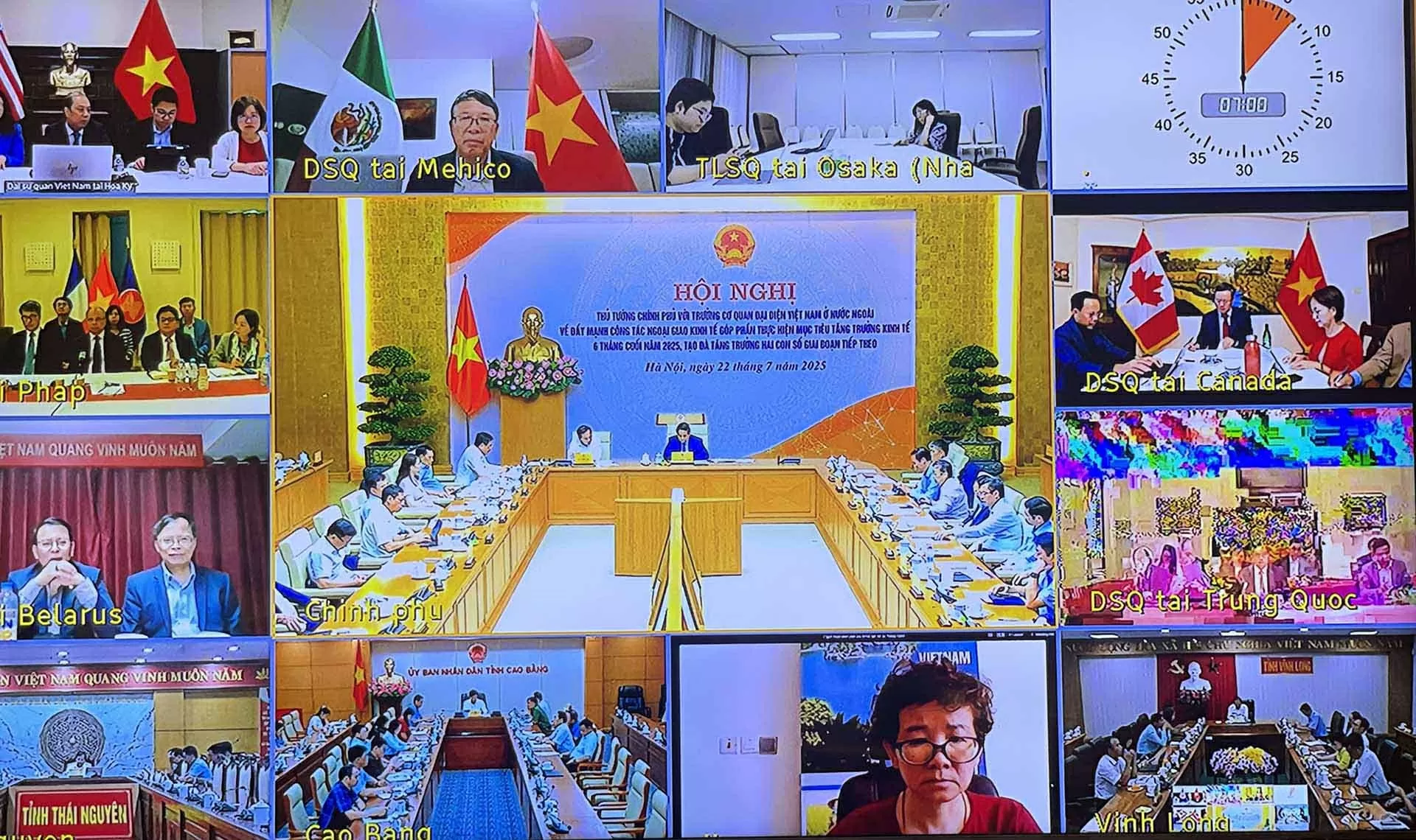 Hội nghị được tổ chức trực tiếp kết hợp trực tuyến tại đầu cầu trụ sở Chính phủ với đầu cầu 94 Cơ quan đại diện Việt Nam ở nước ngoài và 34 Ủy ban Nhân dân tỉnh, thành phố. (Nguồn: VGP)