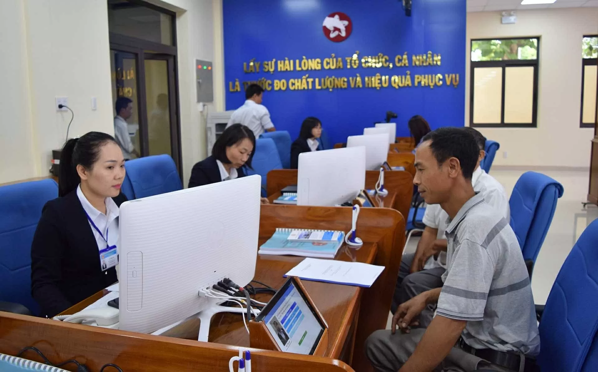Xây dựng đội ngũ cán bộ, công chức chuyên nghiệp, phục vụ tốt cho sự nghiệp phát triển kinh tế - xã hội và nhu cầu của người dân, doanh nghiệp. (Nguồn: VGP) Xây dựng đội ngũ cán bộ, công chức chuyên nghiệp, phục vụ tốt cho sự nghiệp phát triển kinh tế - xã hội và nhu cầu của người dân, doanh nghiệp. (Nguồn: VGP)