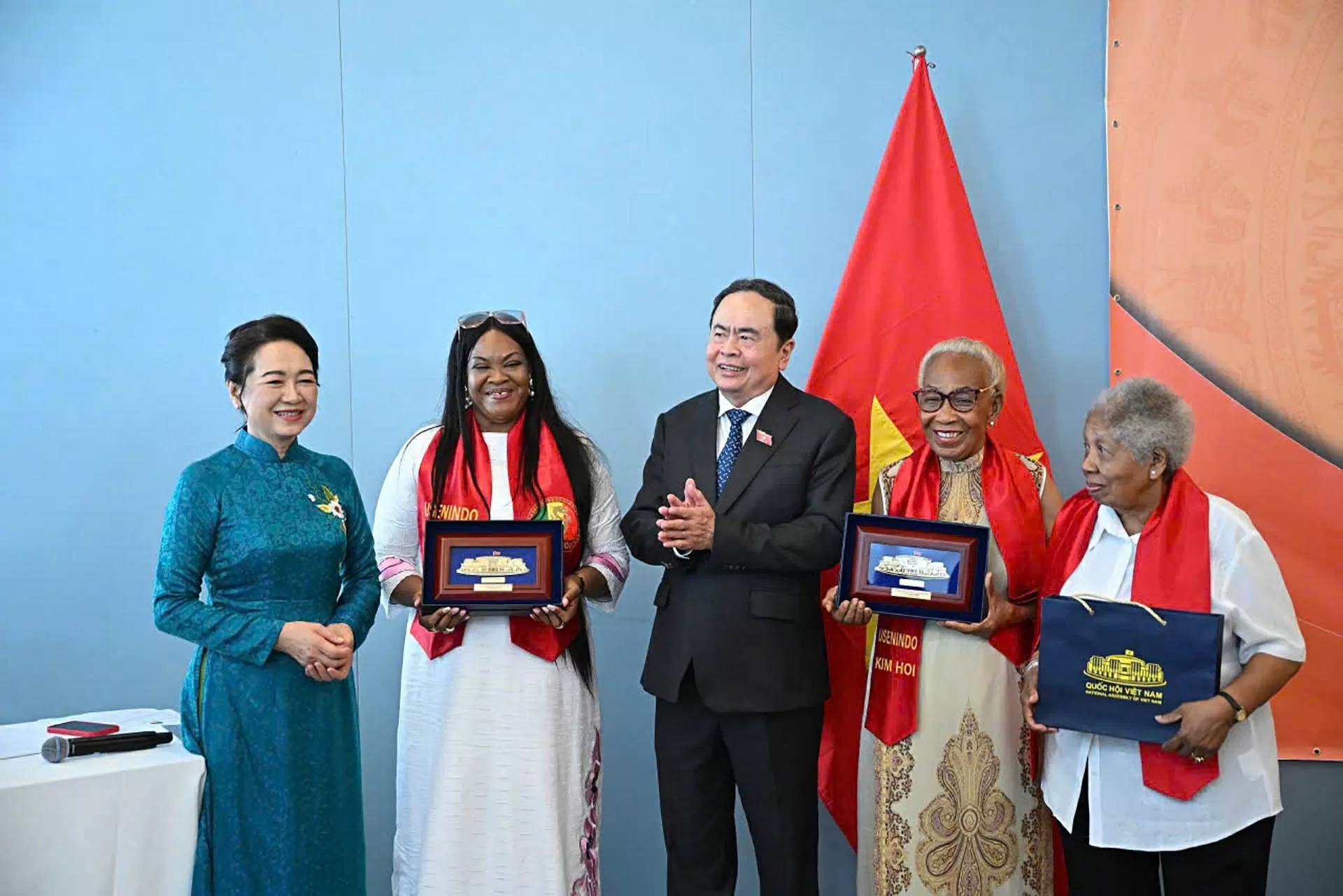Chủ tịch Quốc hội Trần Thanh Mẫn gặp gỡ cộng đồng người Việt Nam tại Senegal