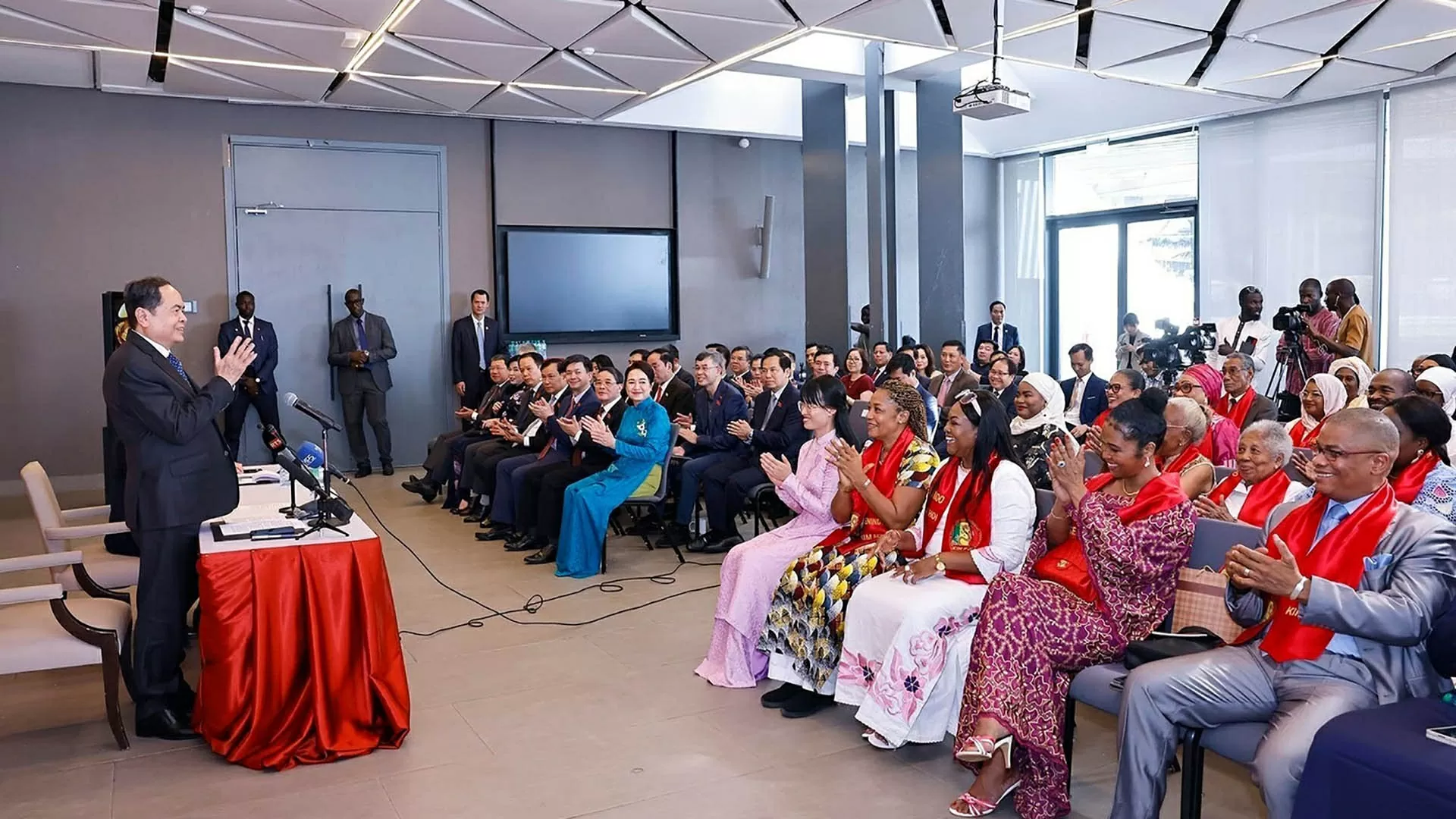 Chủ tịch Quốc hội Trần Thanh Mẫn gặp gỡ cộng đồng người Việt Nam tại Senegal Chủ tịch Quốc hội Trần Thanh Mẫn gặp gỡ cộng đồng người Việt Nam tại Senegal