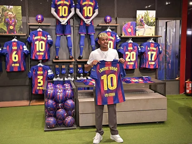 Áo thi đấu số 10 của Yamal đắt như tôm tươi Áo thi đấu số 10 của Yamal đắt như tôm tươi