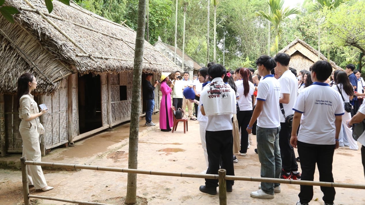 Trại hè Việt Nam 2025: Kiều bào trẻ rưng rưng xúc động khi về thăm quê hương Bác