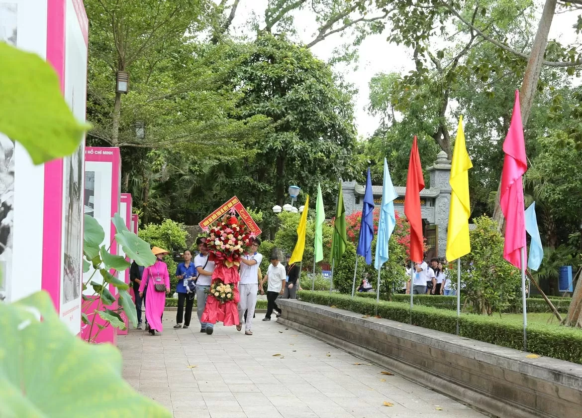 Đoàn Trại hè Việt Nam 2025 dâng lẵng hoa kính viếng Chủ tịch Hồ Chí Minh tại Khu di tích Kim Liên. (Ảnh: Thành Long)