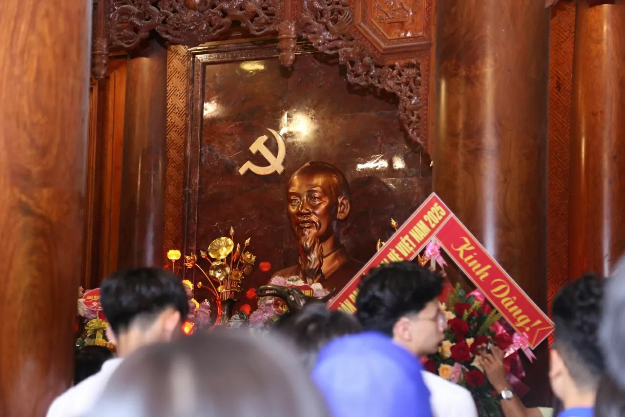 Đoàn Trại hè Việt Nam 2025 thành kính dâng hương  bàn thờ Chủ tịch Hồ Chí Minh. (ẢNh: Thành Long)