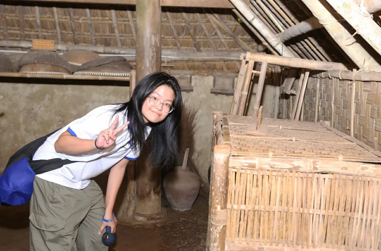 Các kiều bào trẻ tận mắt chứng kiến những hiện vật rất đỗi thân thuộc, dung dị trong khu di tích, gắn liền với hình ảnh Chủ tịch Hồ Chí Minh. (Ảnh: Thành Long)