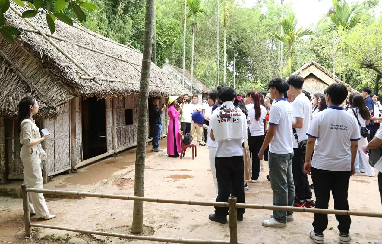 Đoàn Trại hè Việt Nam tham quan làng Hoàng Trù, quê ngoại của Bác. (Ảnh: Thành Long)