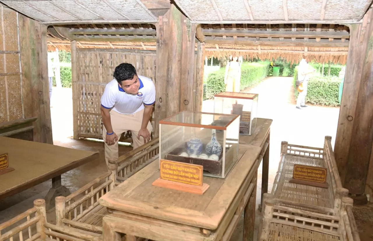 Bàn Nguyễn Văn Cơ, kiều bào Campuchia thăm quan Nhà cụ Hoàng Xuân Đường tại làng Hoàng Trù, quê ngoại của Bác. (Ảnh: Thành Long) Bàn Nguyễn Văn Cơ, kiều bào Campuchia thăm quan Nhà cụ Hoàng Xuân Đường tại làng Hoàng Trù, quê ngoại của Bác. (Ảnh: Thành Long)