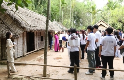 Trại hè Việt Nam 2025: Kiều bào trẻ rưng rưng xúc động khi về thăm quê hương Bác