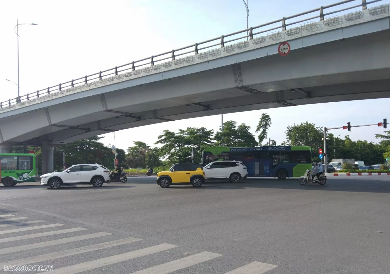 Ô tô, xe máy chuyển hướng không có tín hiệu báo hướng rẽ thì bị phạt bao nhiêu tiền?