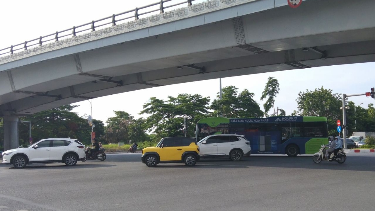 Ô tô, xe máy chuyển hướng không có tín hiệu báo hướng rẽ thì bị phạt bao nhiêu tiền?