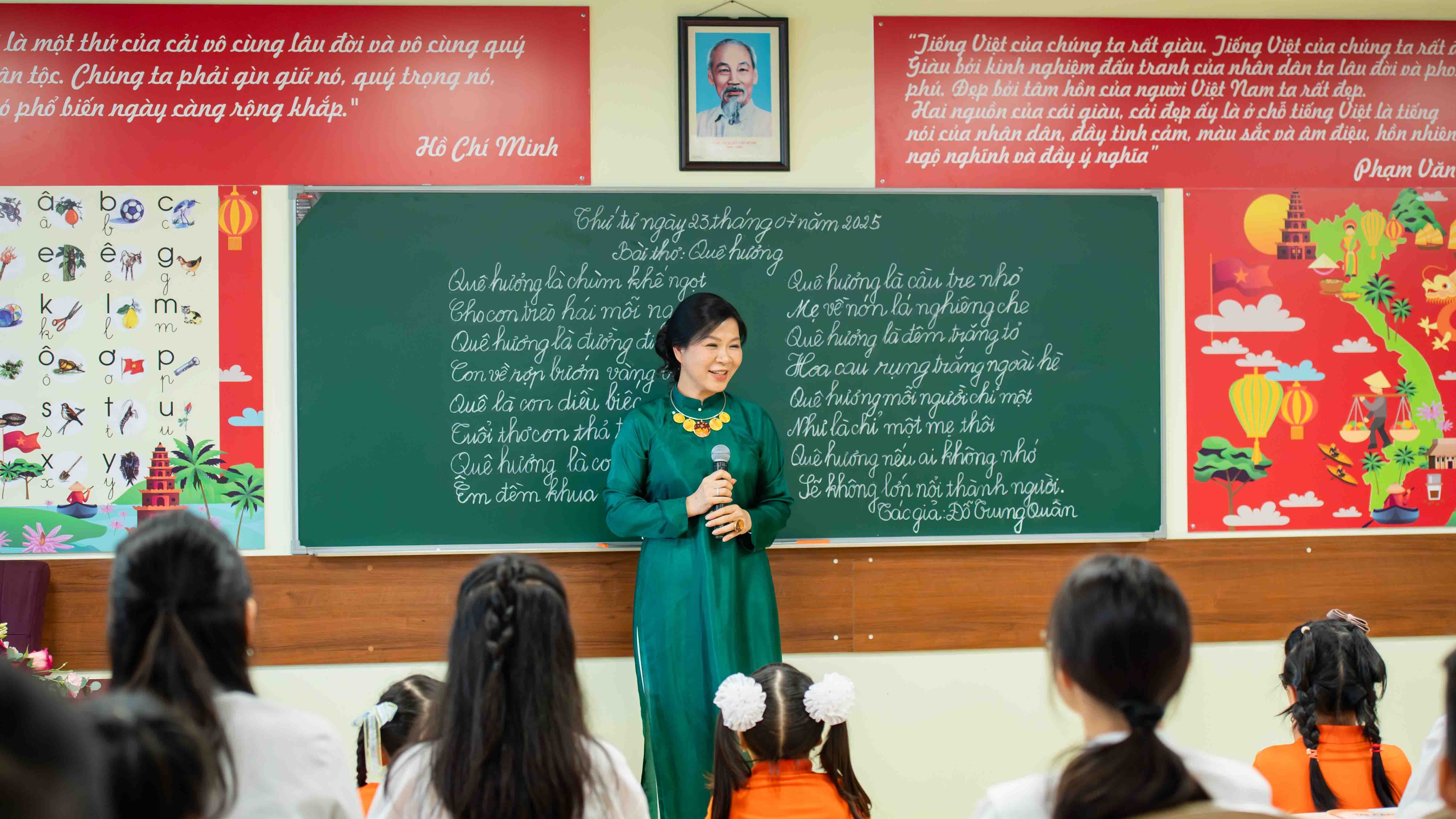 Phu nhân Tổng Bí thư Tô Lâm thăm lớp học tiếng Việt tại Nga