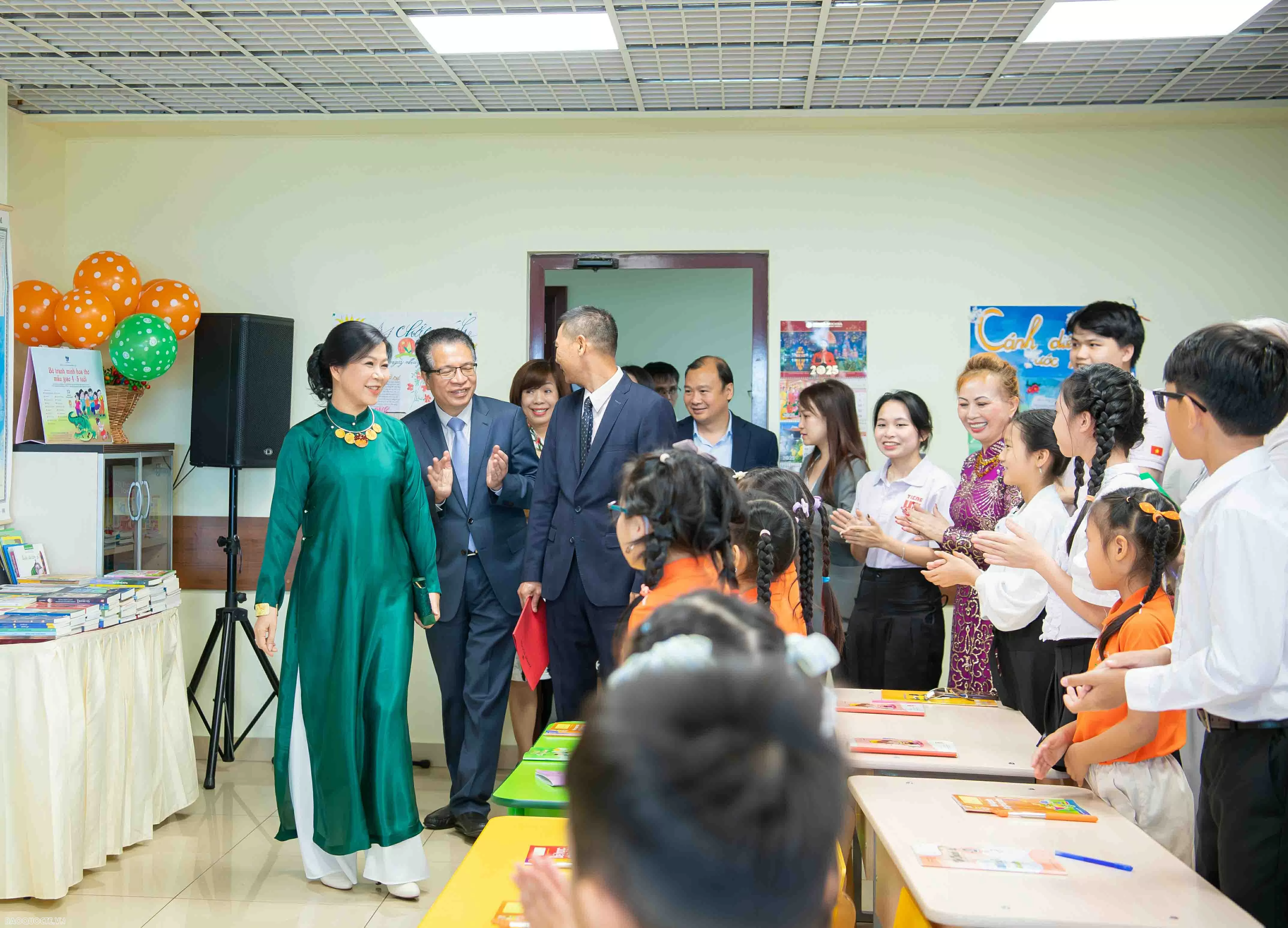 Phu nhân Tổng Bí thư Tô Lâm thăm lớp học tiếng Việt tại Nga Phu nhân Tổng Bí thư Tô Lâm thăm lớp học tiếng Việt tại Nga