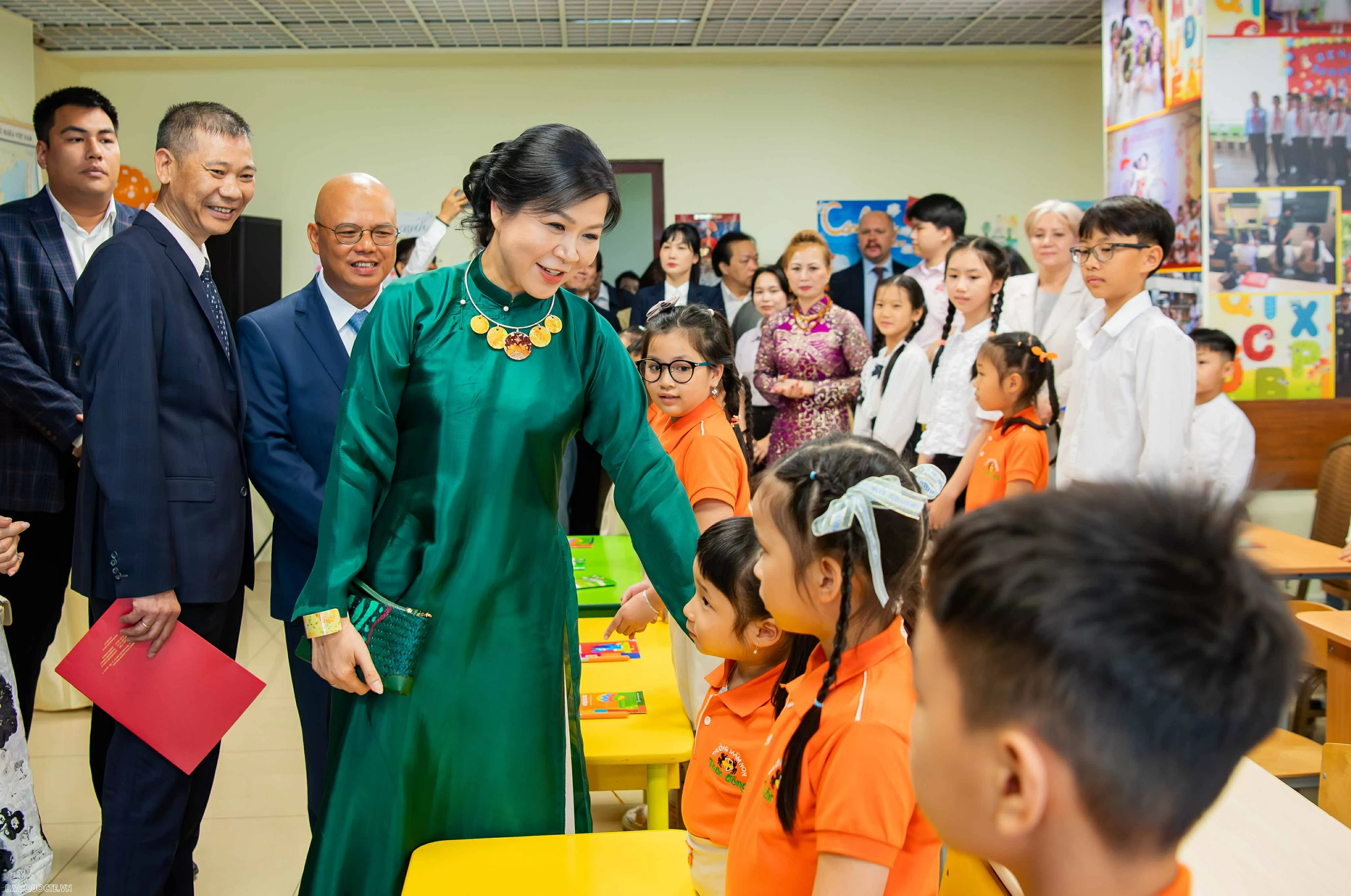 Phu nhân Tổng Bí thư Tô Lâm thăm lớp học tiếng Việt tại Nga Phu nhân Tổng Bí thư Tô Lâm thăm lớp học tiếng Việt tại Nga