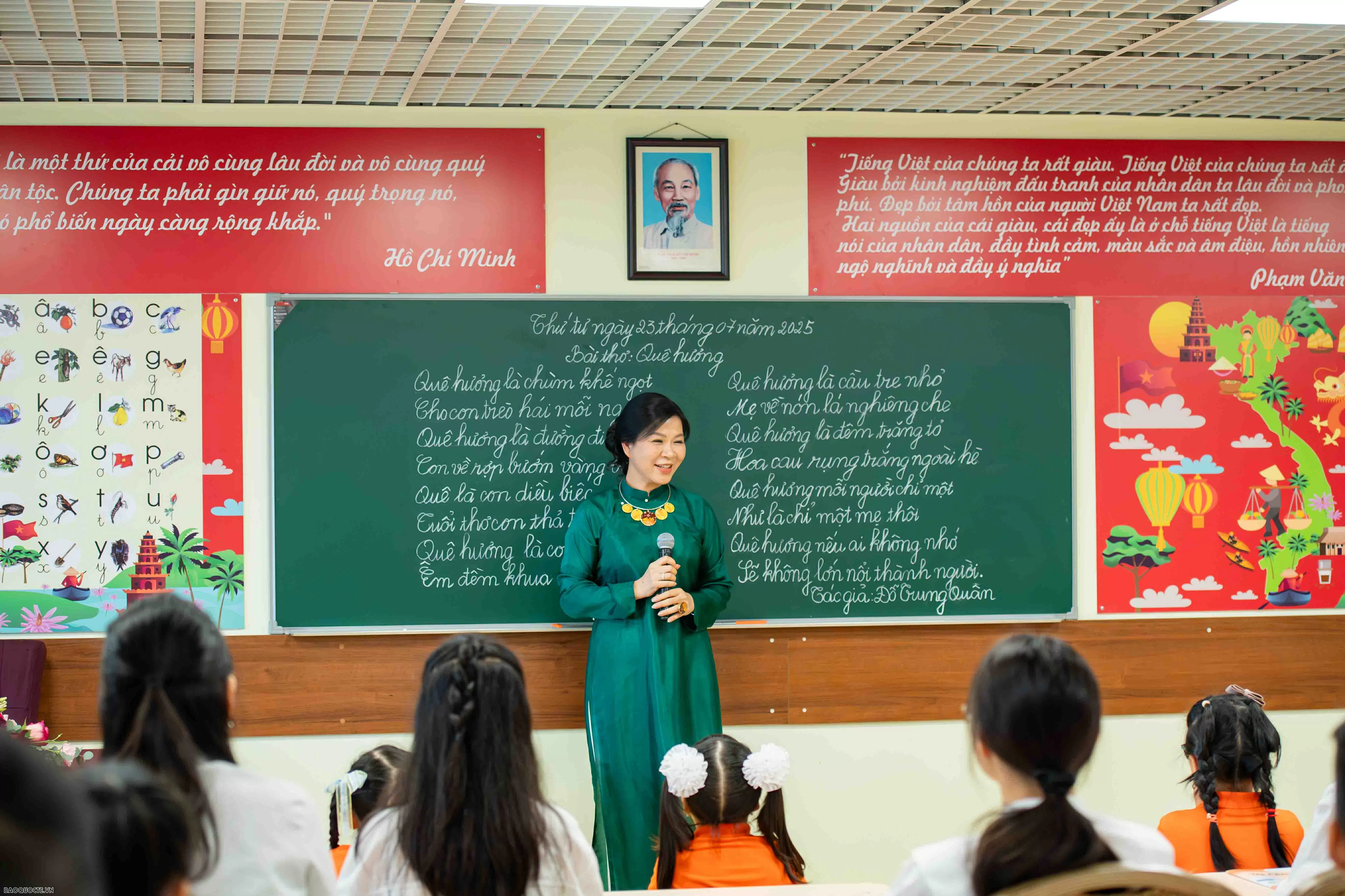 Phu nhân Tổng Bí thư Tô Lâm thăm lớp học tiếng Việt tại Nga