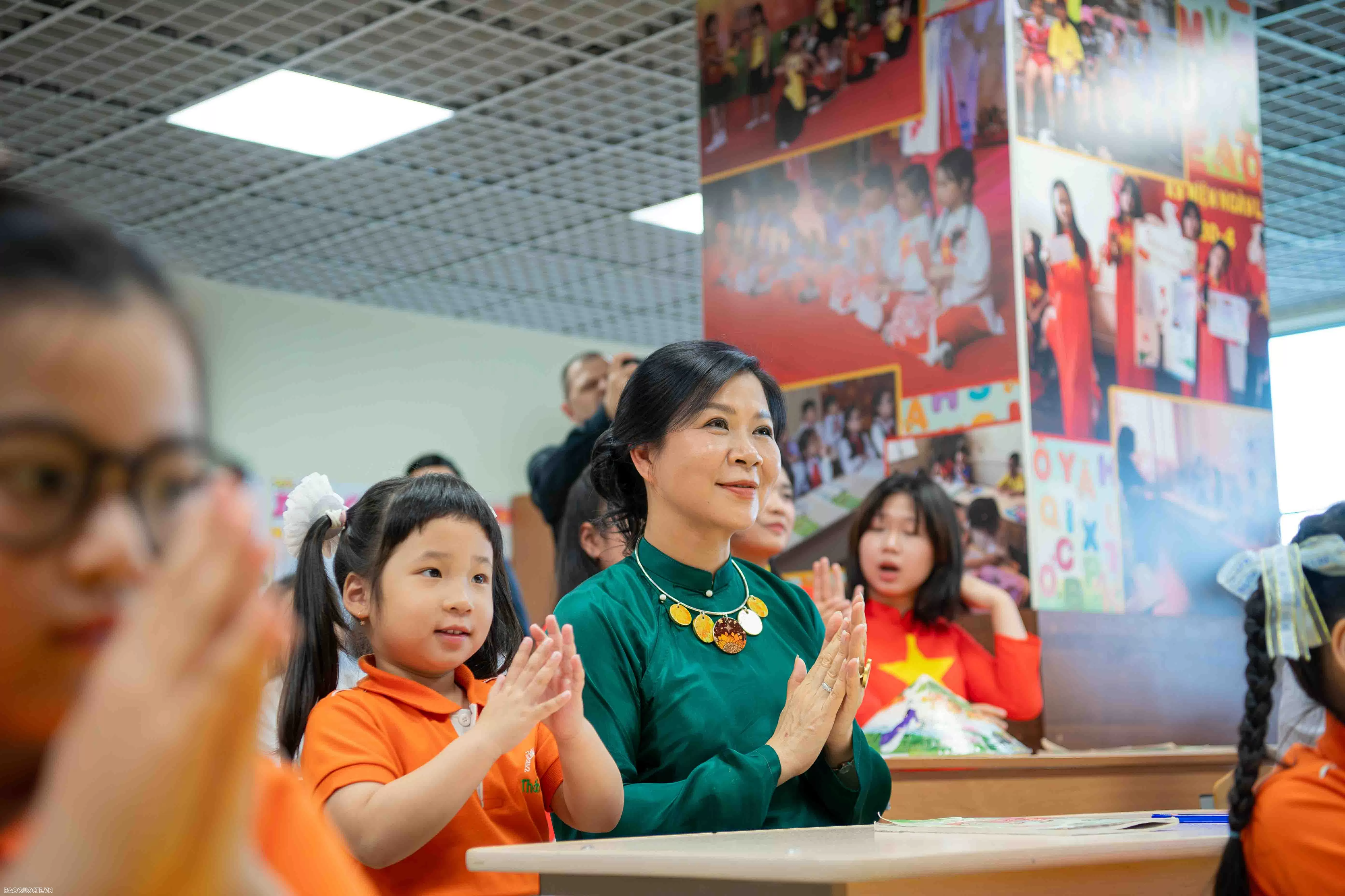 Phu nhân Tổng Bí thư Tô Lâm thăm lớp học tiếng Việt tại Nga Phu nhân Tổng Bí thư Tô Lâm thăm lớp học tiếng Việt tại Nga