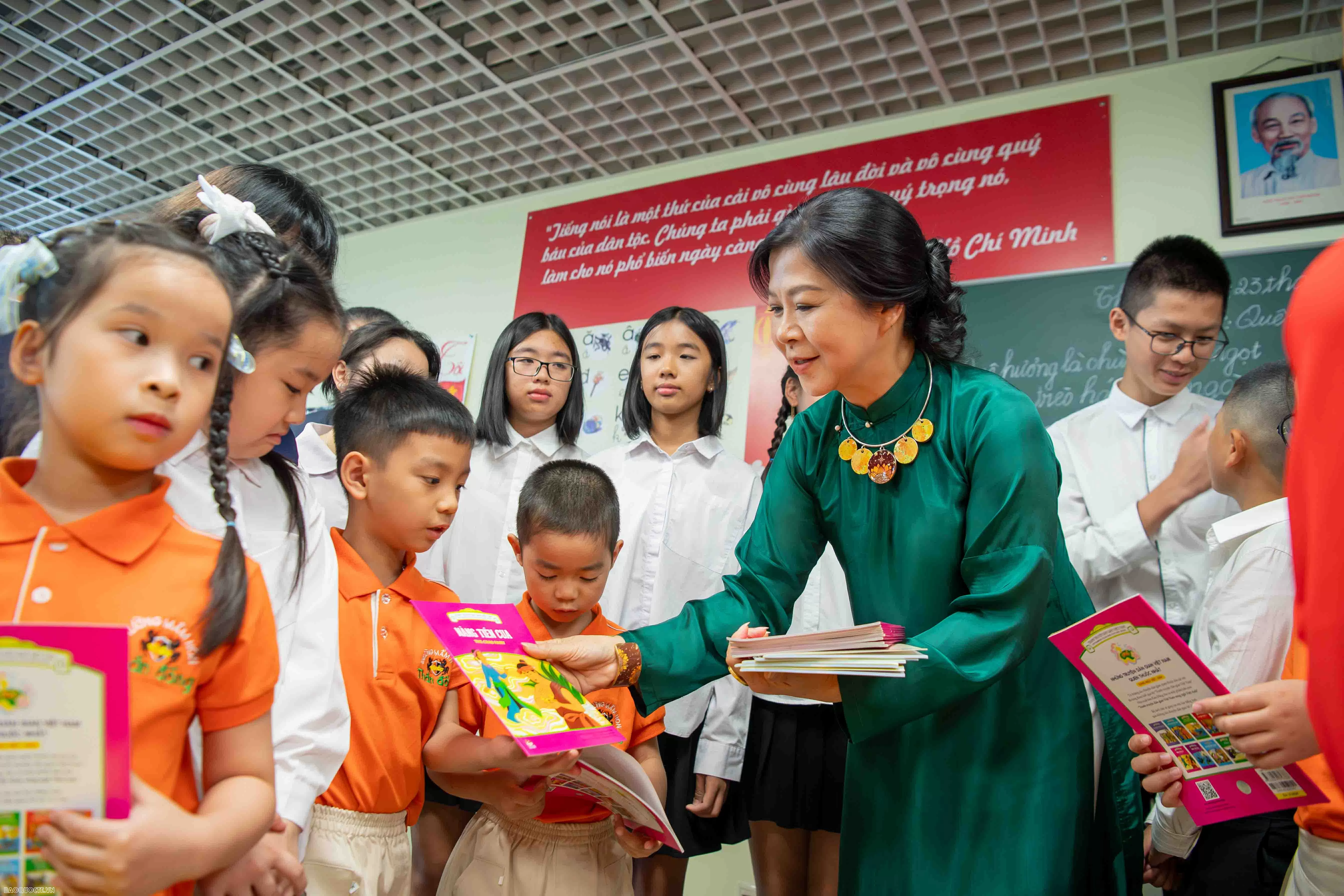 Phu nhân Tổng Bí thư Tô Lâm thăm lớp học tiếng Việt tại Nga Phu nhân Tổng Bí thư Tô Lâm thăm lớp học tiếng Việt tại Nga