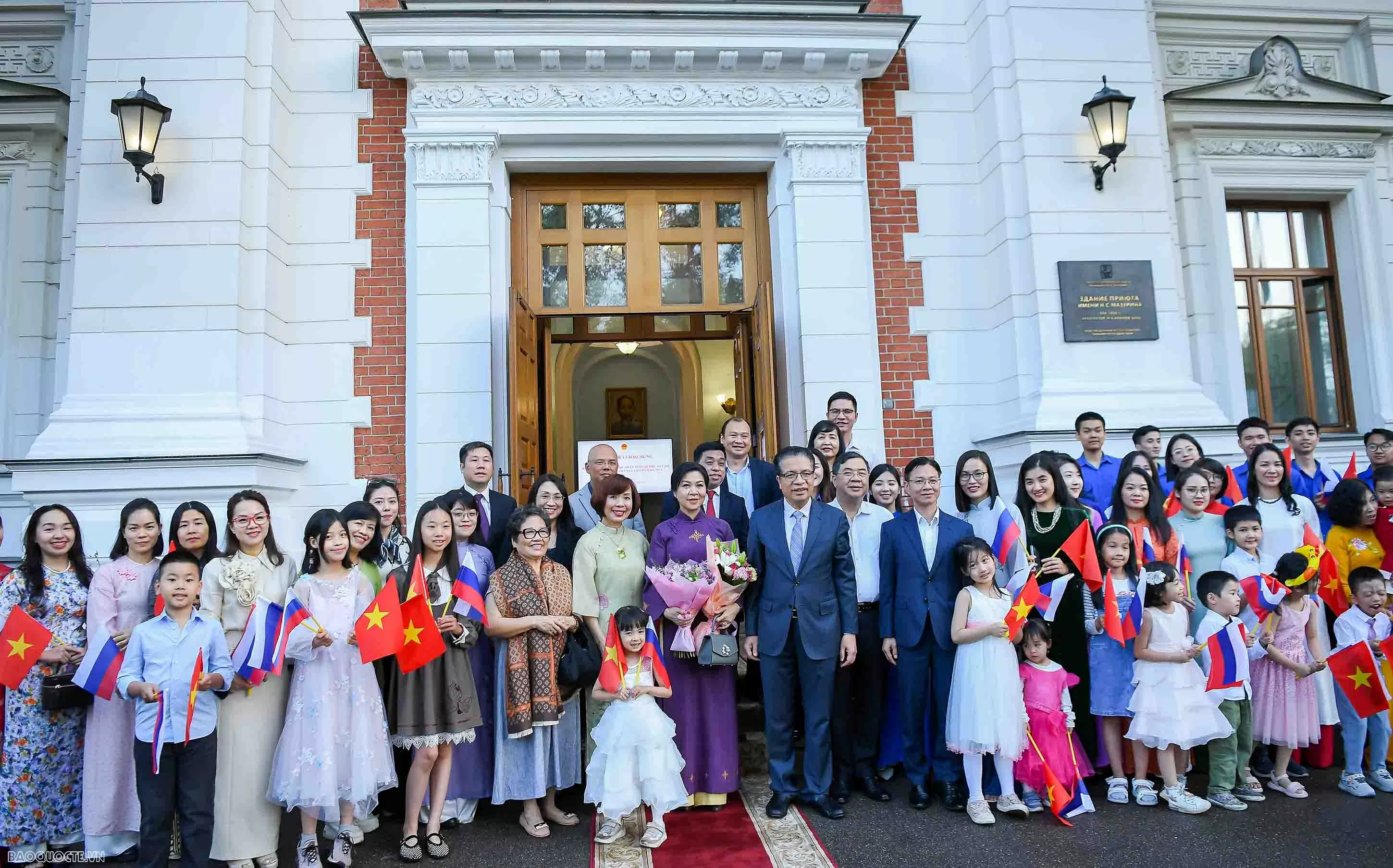 Phu nhân Tổng Bí thư Tô Lâm thăm lớp học tiếng Việt tại Nga Phu nhân Tổng Bí thư Tô Lâm thăm lớp học tiếng Việt tại Nga