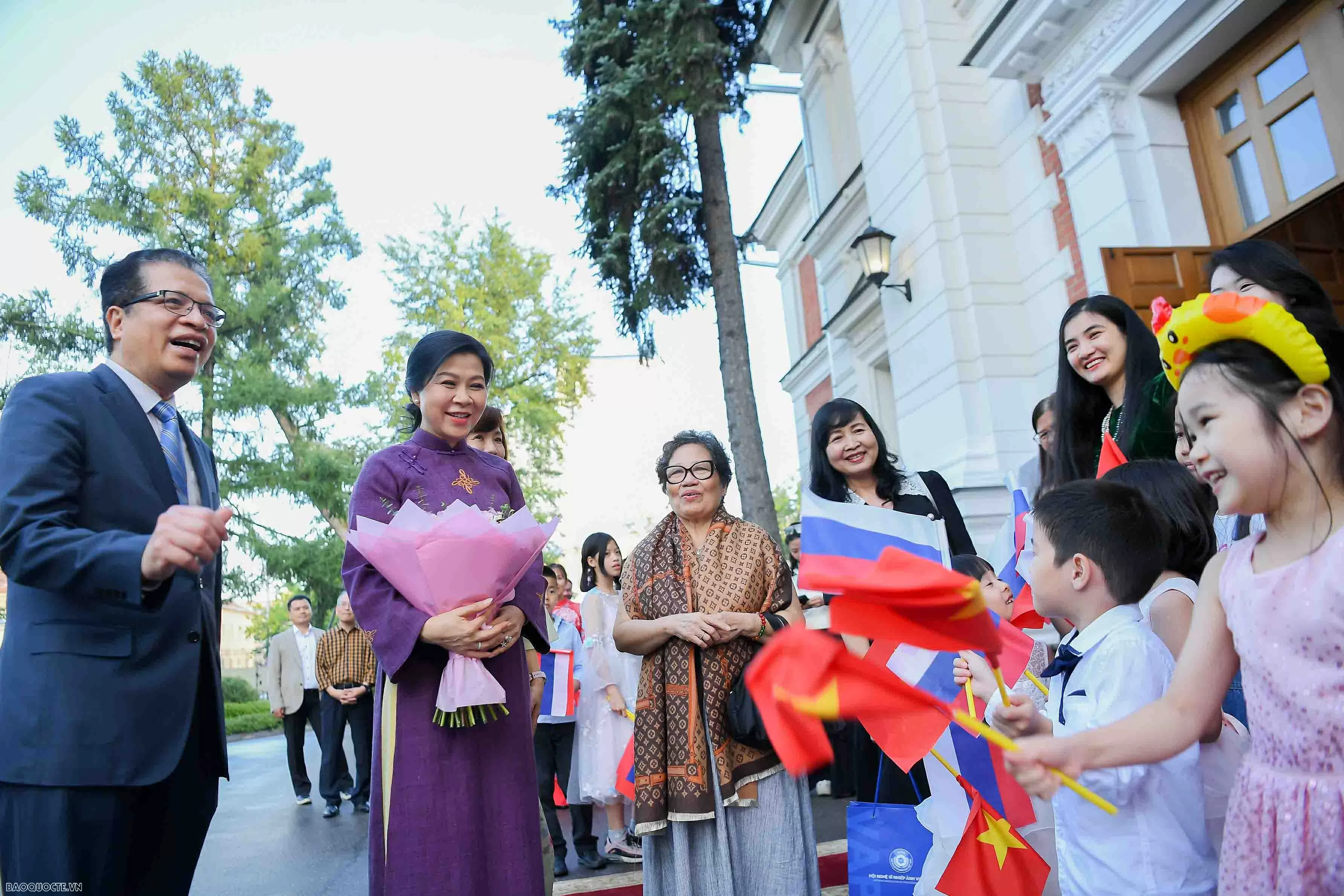 Phu nhân Tổng Bí thư Tô Lâm thăm lớp học tiếng Việt tại Nga Phu nhân Tổng Bí thư Tô Lâm thăm lớp học tiếng Việt tại Nga