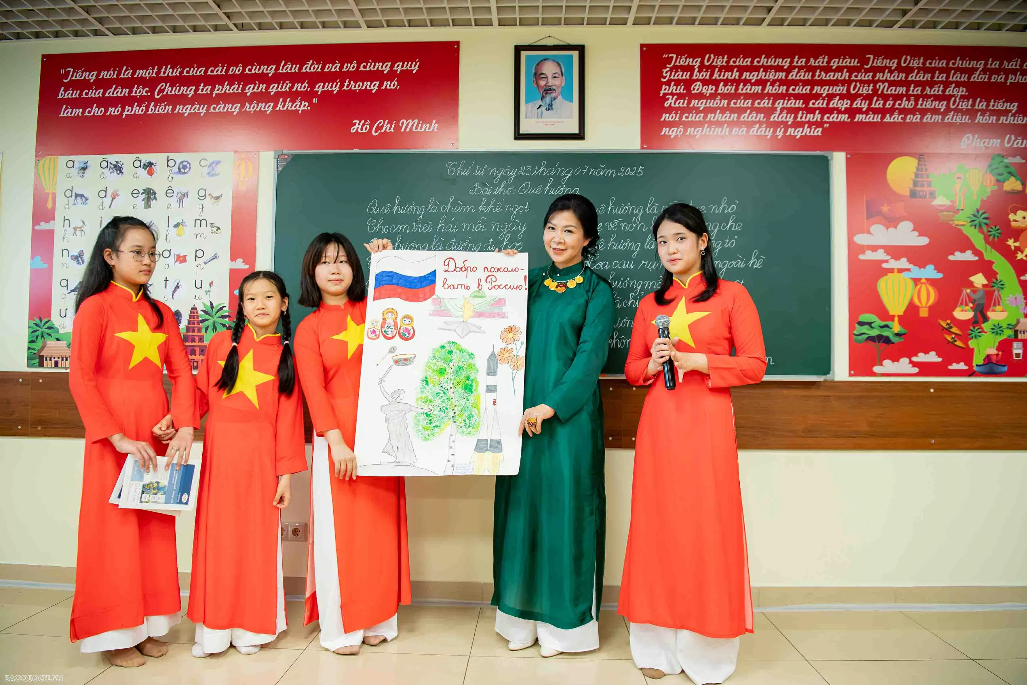 Phu nhân Tổng Bí thư Tô Lâm thăm lớp học tiếng Việt tại Nga