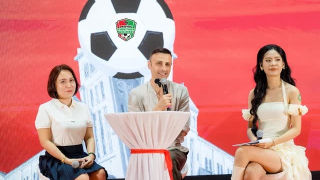 Cựu tiền đạo Manchester United nổi tiếng tái ngộ fan Việt