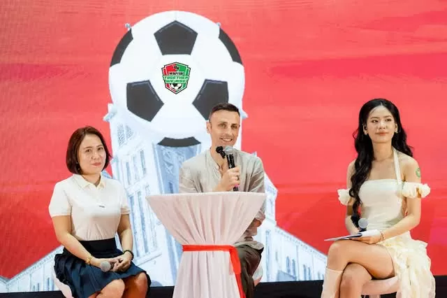 Cựu tiền đạo Manchester United nổi tiếng tái ngộ fan Việt tại sự kiện 'Together We Rise' Cựu tiền đạo Manchester United nổi tiếng tái ngộ fan Việt