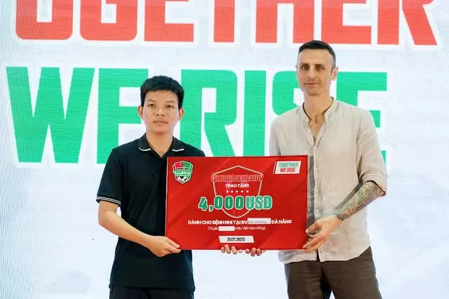 Cựu tiền đạo Manchester United nổi tiếng tái ngộ fan Việt tại sự kiện 'Together We Rise' Cựu tiền đạo Manchester United nổi tiếng tái ngộ fan Việt tại sự kiện 'Together We Rise'