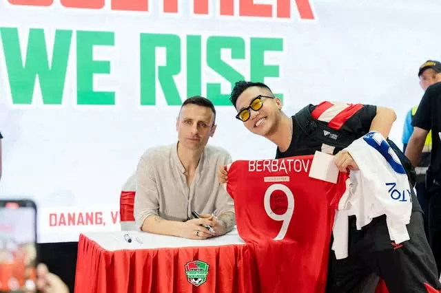 Cựu tiền đạo Manchester United nổi tiếng tái ngộ fan Việt tại sự kiện 'Together We Rise' Cựu tiền đạo Manchester United nổi tiếng tái ngộ fan Việt tại sự kiện 'Together We Rise'