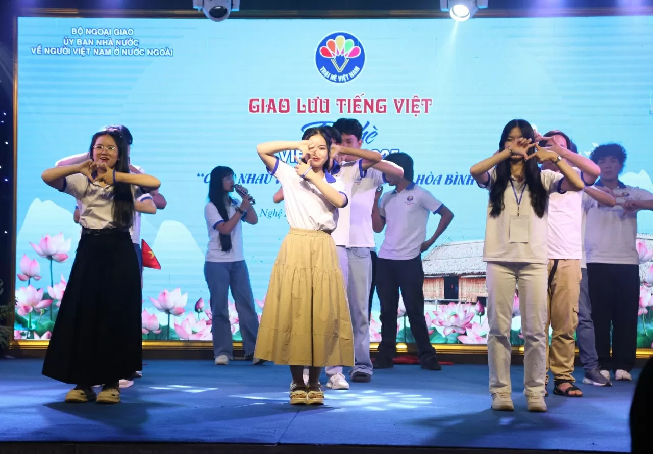 Các kiều bào đến từ Lào, Cezch, Thái Lan biểu diễn tiết mục mở màn: Trại hè Việt Nam 2025: 110 kiều bào trẻ cùng chung một tiếng hát