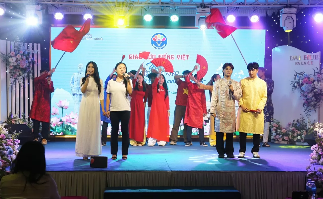 Các kiều bào đến từ Singapore, Ba Lan, Lào, Mỹ xuất sắc giành giải nhất với tiết mục Mash up Trại hè Việt Nam 2025: 110 kiều bào trẻ cùng chung một tiếng hát