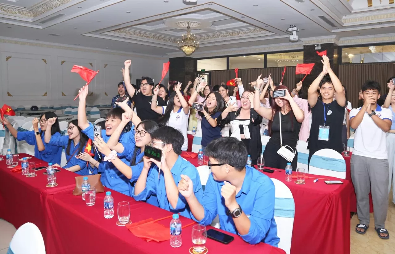 Các kiều bào trẻ và đoàn thanh niên tỉnh Nghệ An cổ vũ nồng nhiệt cho các tiết mục. (Ảnh: Thành Long)