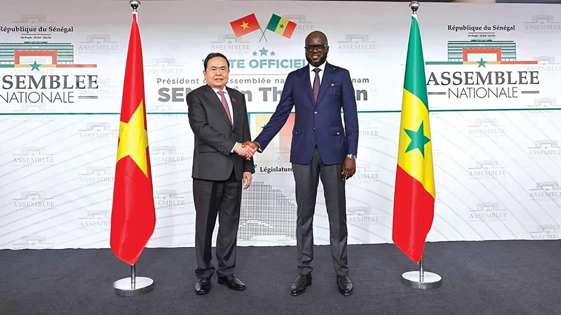 Chủ tịch Quốc hội Trần Thanh Mẫn và Chủ tịch Quốc hội Senegal El Malick Ndiaye tại lễ đón chính thức, thủ đô Dakar, ngày 23/7. (Nguồn: daibieunhandan.vn)